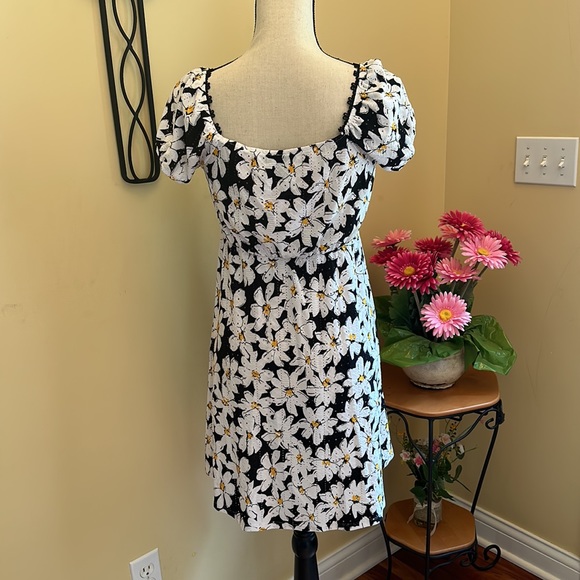 Adorable daisy sundress - Picture 4 of 7